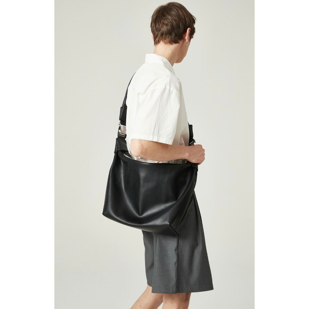 PUレザー　メタルストラップ　ショルダーバッグ　N1200